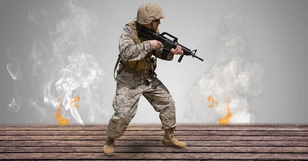 Composição Soldado Masculino Segurando Arma Contra Parede Concreto Com Fumaça — Fotografia de Stock