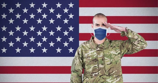 Sammansättning Saluterande Manlig Soldat Bär Ansiktsmask Mot Amerikansk Flagga Patriotism — Stockfoto
