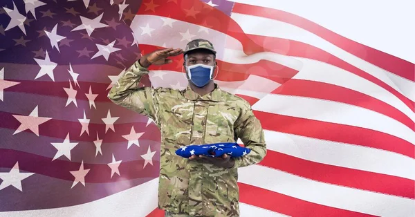 Összetétele Tisztelgés Férfi Katona Visel Arc Maszk Tartja Hajtogatott Zászló — Stock Fotó