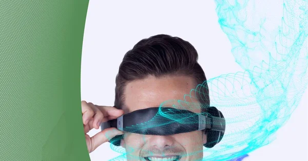 Vrヘッドセットを身に着けている男とデジタルライトトレイルの構成 世界的なデジタルインターフェース技術ネットワークの概念デジタル生成された画像 — ストック写真