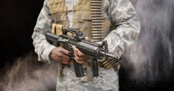 黒煙に対する男性兵士保持銃の中央部の構成 紛争独立軍事的概念をデジタルで生成し — ストック写真