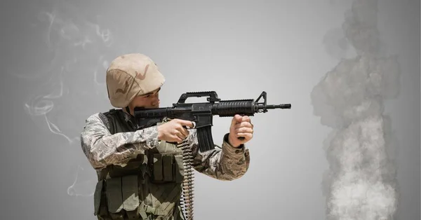 Composición Soldado Masculino Sosteniendo Arma Contra Muro Hormigón Con Humo — Foto de Stock