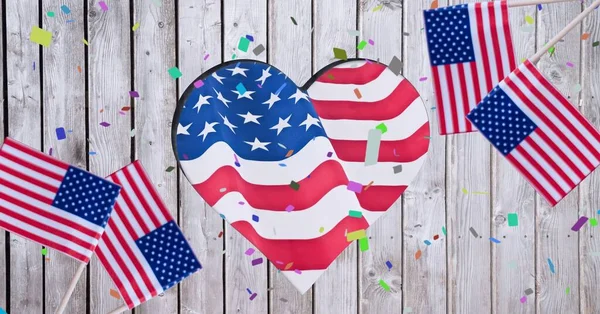 Σύνθεση Σαλονιού Heart Shape Και Αμερικάνικες Σημαίες Λευκό Χρωματιστό Ξύλο — Φωτογραφία Αρχείου