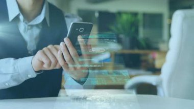 Ofiste akıllı telefon kullanarak orta kesimdeki iş adamlarına karşı veri işleme ekranları. bilgisayar arayüzü ve iş teknolojisi kavramı