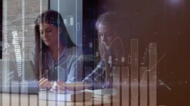 Çalışan kız öğrencilerin istatistik ve veri işleme animasyonları. küresel eğitim, veri işleme ve dijital olarak oluşturulmuş video konsepti.