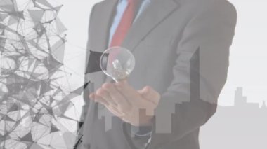 İş adamlarının ampulü fırlatması ve yakalaması üzerine dönen bağlantı ağının animasyonu. küresel iş iletişimi, fikirler ve dijital arayüz konsepti, dijital olarak oluşturulmuş video.