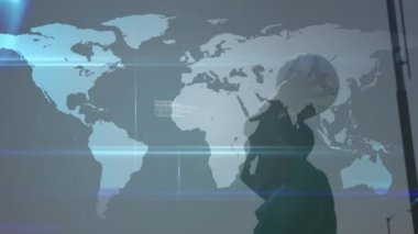 Futbol oyuncularının antrenmanlarından sonra insanlarla olan bağlantı ağı ile animasyon. küresel spor, rekabet ve ağ konsepti dijital olarak oluşturulmuş video.