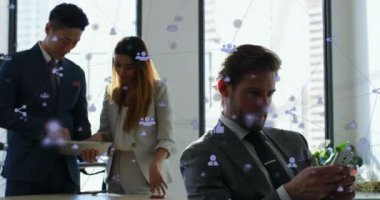 Akıllı telefon ve tablet kullanarak iş insanlarının dijital simge ağının animasyonu. küresel sosyal medya, dijital arayüz, teknoloji ve ağ konsepti dijital olarak oluşturulmuş video.