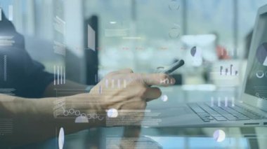 Akıllı telefon kullanarak iş adamının orta kesimine karşı istatistiksel ve borsa veri işleme. küresel ekonomi ve iş teknolojisi kavramı