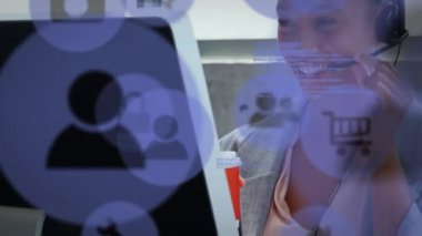 Telefon kulaklığı ve bilgisayar kullanarak iş kadınlarının dijital simgelerinin animasyonu. küresel iş, dijital arayüz, teknoloji ve ağ konsepti dijital olarak oluşturulmuş video.