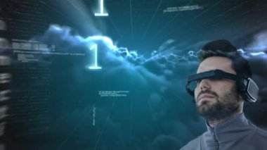 Siyah bulutlara karşı ikili kodlama ve veri işleme üzerine vr gözlük takan beyaz bir adam. küresel iş ve gelecekteki teknoloji kavramı