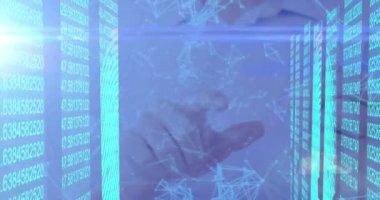 Sanal arayüzü kullanarak insan üzerinde veri işleme animasyonu. küresel sosyal medya, dijital arayüz, teknoloji ve ağ konsepti dijital olarak oluşturulmuş video.