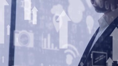 Akıllı telefon kullanarak iş adamlarının üzerindeki simge ağının animasyonu. küresel dijital arayüz, teknoloji ve ağ konsepti dijital olarak oluşturulmuş video.