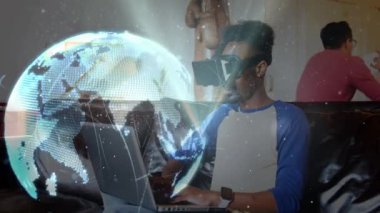 VR kulaklıklı adamın bilgisayarı kullanarak dünya ağı ile bağlantılarının animasyonu. küresel iş, dijital arayüz, teknoloji ve ağ konsepti dijital olarak oluşturulmuş video.