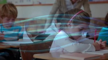 Liseli kız yazıları üzerindeki bağlantı ve veri işleme animasyonları. küresel eğitim, teknoloji, bağlantılar ve dijital arayüz konsepti dijital olarak oluşturulmuş video.