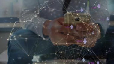 Akıllı telefon kullanan insan üzerindeki dijital simge ağının animasyonu. küresel sosyal medya, dijital arayüz, teknoloji ve ağ konsepti dijital olarak oluşturulmuş video.