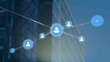 Modern ofis binası üzerindeki simgelerle bağlantı ağının animasyonu. küresel dijital arayüz, teknoloji ve ağ konsepti dijital olarak oluşturulmuş video.