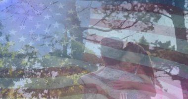 Amerikan bayrağı üzerinde kızı olan bir askerin canlandırması. Vatanseverlik, silahlı kuvvetler, bağımsızlık ve dijital olarak üretilen kutlama konsepti.