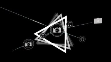 Üçgen üzerinden bağlantı ağının animasyonu. küresel dijital arayüz, teknoloji ve ağ konsepti dijital olarak oluşturulmuş video.