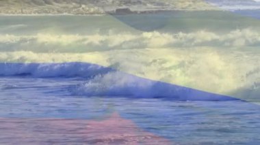 Denizde dalgaların üzerinde dalgalanan Kolombiya bayrağının canlandırması. Vatanseverlik, tatiller ve kutlama konsepti, dijital olarak üretilen animasyon.