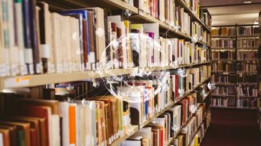 Kütüphanedeki kitaplarla birlikte rafların üzerinde bağlantı ağı olan dünyanın animasyonu. küresel eğitim, dijital arayüz, teknoloji ve ağ konsepti dijital olarak oluşturulmuş video.