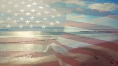 Sunny Beach 'te dalgalanan Amerikan bayrağının animasyonu. Vatanseverlik, yaz ve tatil konsepti dijital olarak oluşturulmuş video.