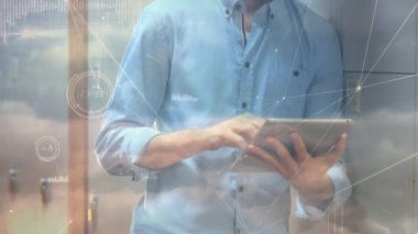 Tablet kullanan erkek öğrenci üzerinden bağlantı ağının animasyonu. küresel eğitim, dijital arayüz, teknoloji ve ağ konsepti dijital olarak oluşturulmuş video.