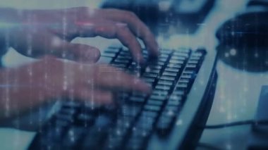 Bilgisayar klavyesinde yazan kişi üzerinden bağlantı ağının animasyonu. küresel dijital arayüz, teknoloji ve ağ konsepti dijital olarak oluşturulmuş video.