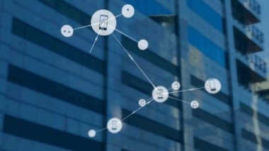 Modern ofis binası üzerindeki simgelerle bağlantı ağının animasyonu. küresel iş, dijital arayüz, teknoloji ve ağ konsepti dijital olarak oluşturulmuş video.