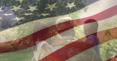 Amerikan bayrağı üzerinde gülümseyen kız ve oğlanı kucaklayan erkek askerin animasyonu. Asker, dijital olarak üretilen aile imajına geri dönüyor..