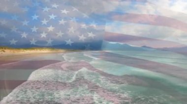 Güneşli sahil kenarında dalgalanan Amerikan bayrağının animasyonu. Vatanseverlik, yaz ve tatil konsepti dijital olarak oluşturulmuş video.
