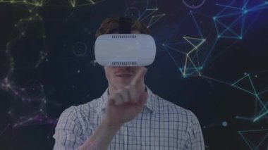 VR kulaklık takan iş adamlarıyla bağlantı ağının animasyonu. küresel iş, dijital arayüz, teknoloji ve ağ konsepti dijital olarak oluşturulmuş video.