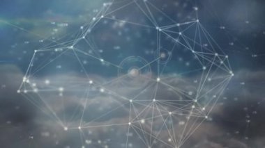 Gökyüzü ve bulutlar üzerindeki bağlantı ağının animasyonu. küresel dijital arayüz, teknoloji ve ağ konsepti dijital olarak oluşturulmuş video.