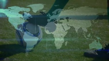 Futbol oyuncuları üzerinde dünya haritasıyla bağlantı ağının animasyonu. küresel spor, rekabet ve ağ konsepti dijital olarak oluşturulmuş video.