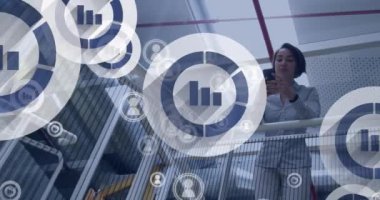 Akıllı telefon kullanan bir kadının dijital simgelerinin canlandırılması. küresel sosyal medya, dijital arayüz, teknoloji ve ağ konsepti dijital olarak oluşturulmuş video.