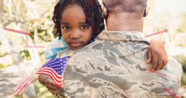 Amerikan bayrağı tutan asker ve kızın animasyonu. Vatanseverlik, ordu, bağımsızlık ve dijital olarak üretilen video konsepti.