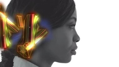 Yüzü beyaza boyanmış bir kadının üzerinde parlayan altın blokların animasyonu. küresel dijital arayüz, teknoloji ve ağ konsepti dijital olarak oluşturulmuş video.