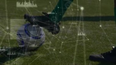 Futbol sahasında antrenman yapan futbolcularla bağlantı ağının animasyonu. küresel spor, rekabet ve ağ konsepti dijital olarak oluşturulmuş video.