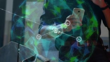 Akıllı telefon kullanan insan üzerindeki dijital simge ağının animasyonu. küresel sosyal medya, dijital arayüz, teknoloji ve ağ konsepti dijital olarak oluşturulmuş video.