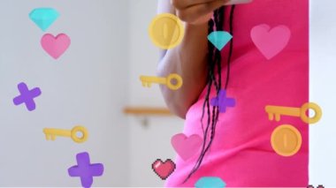 Akıllı telefon kullanan bir kadının dijital simgelerinin canlandırılması. küresel sosyal medya, dijital arayüz, teknoloji ve ağ konsepti dijital olarak oluşturulmuş video.