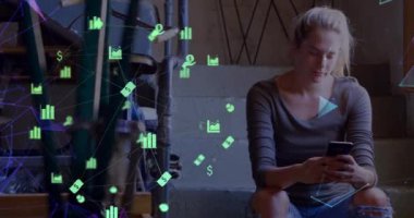 Akıllı telefon kullanan bir kadının dijital simgelerinin canlandırılması. küresel sosyal medya, dijital arayüz, teknoloji ve ağ konsepti dijital olarak oluşturulmuş video.