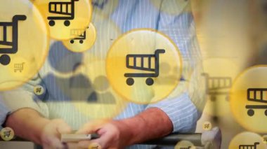 Akıllı telefon kullanan adamın üzerindeki dijital simgelerin animasyonu. küresel sosyal medya, dijital arayüz, teknoloji ve ağ konsepti dijital olarak oluşturulmuş video.