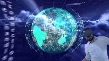 Kafkasyalı bir adam dönen küre üzerinde vr kulaklık takıyor ve kara bulutlara karşı veri işliyor. küresel iş ve gelecekteki teknoloji kavramı