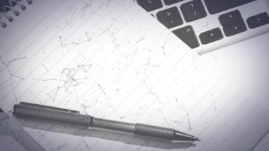 Masanın üzerindeki defter ve kalemle bağlantı ağının animasyonu. küresel dijital arayüz, teknoloji ve ağ konsepti dijital olarak oluşturulmuş video.