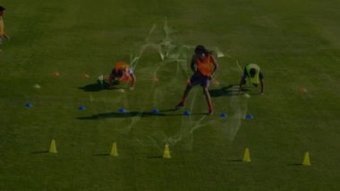 Futbol sahasında antrenman yapan futbolcularla bağlantı ağının animasyonu. küresel spor, rekabet ve ağ konsepti dijital olarak oluşturulmuş video.