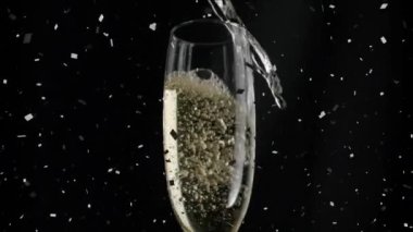 Cama dökülen şampanyaların animasyonu, konfetilerin siyah arka plana düşmesi. kutlama ve parti konsepti, dijital olarak oluşturulmuş video.