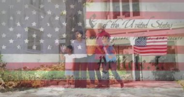 Amerikan bayrağı üzerinde gülümseyen aileyi kucaklayan erkek askerin animasyonu. Asker, dijital olarak üretilen aile imajına geri dönüyor..