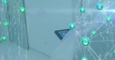 Tablet kullanan erkek doktor üzerindeki dijital simge ağının animasyonu. küresel sosyal medya, dijital arayüz, teknoloji ve ağ konsepti dijital olarak oluşturulmuş video.