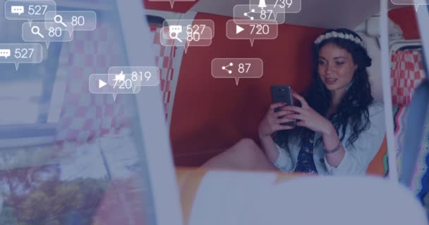 Animación Iconos Digitales Sobre Mujer Usando Smartphone Redes Sociales Globales — Vídeo de stock