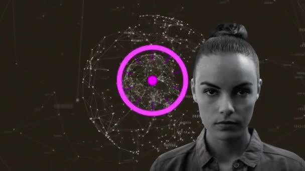 Scanner Rond Violet Contre Portrait Femme Contre Globe Réseau Connexions — Video